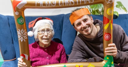 mason mount manchester united football player visit to timperley nursing home 1