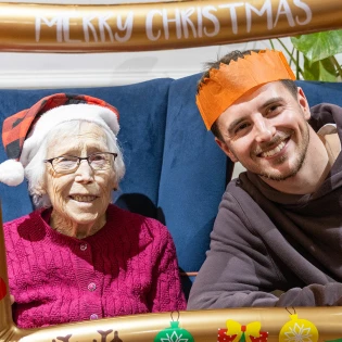 mason mount manchester united football player visit to timperley nursing home 1