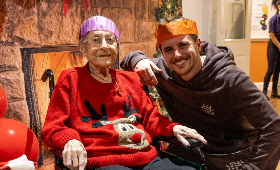 mason mount manchester united football player visit to timperley nursing home 4
